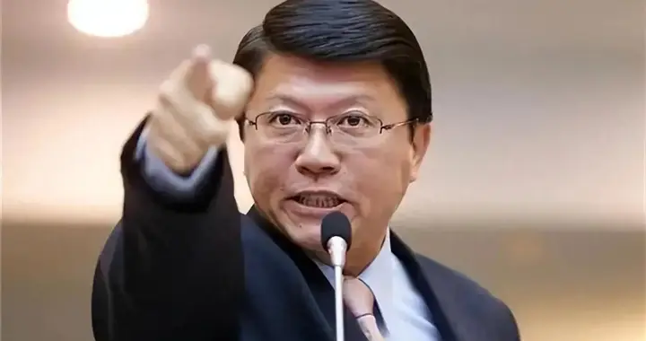 沈伯洋的基金会被爆接受美国数千万资金,侯汉廷:应比照柯文哲案标准调查