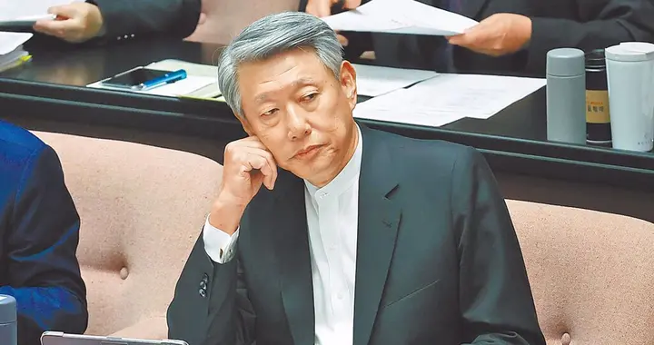 王鸿薇爆陈时中“辣妹相陪”道歉,“村长”批:败坏官箴才应道歉