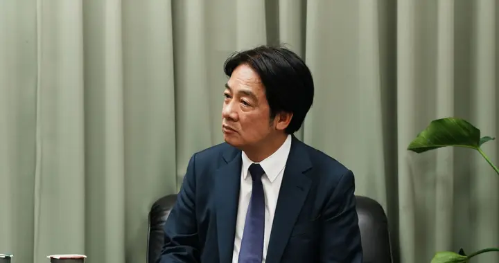 “青鸟”发排队照讽“罢免罗智强”,入镜民众打脸:环卫车也不P