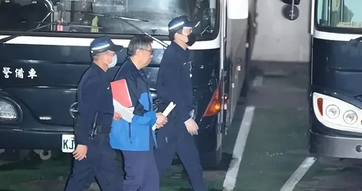 赖清德复辟军审,仅仅是整肃台军?岛内嗅到一股危险气息