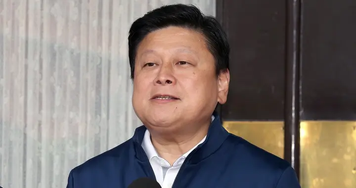 蓝白对决绿营,岛内名医预判“大罢免”:一个蓝营民代都罢免不掉