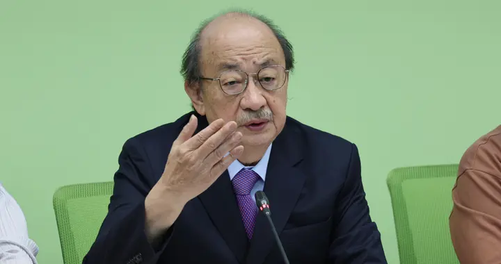 岛内血库告急,江启臣挽袖捐血,直播号召民众“热血过新年”