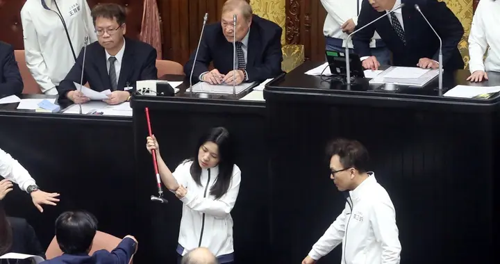 台中气爆事件引绿营侧翼围剿卢秀燕,台网友酸:陈菊善款做纪念碑