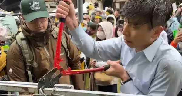 人心惶惶!高雄罢免黄捷领衔人遭传唤,同日国民党台南党部书记长也被约谈