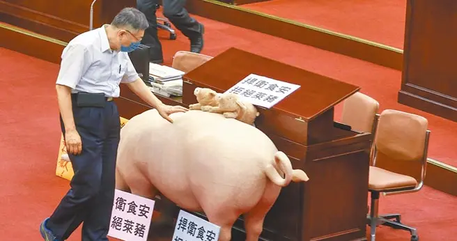 韩国瑜发放春联突遭“黑粉”混入,男子当场脱裤场面混乱