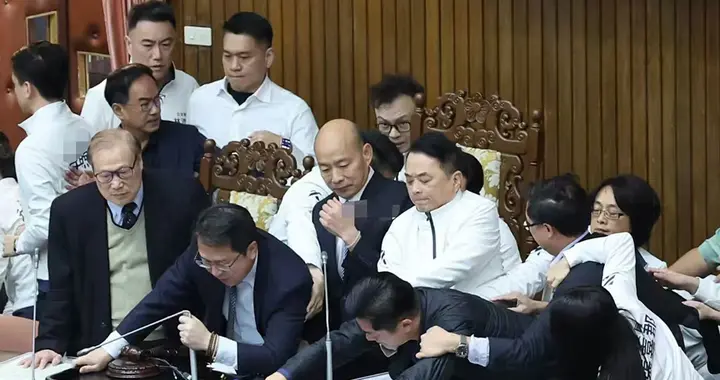 婚外情落马李孟谚回锅台行政机构,黄国昌怒轰:跟对人吃香喝辣